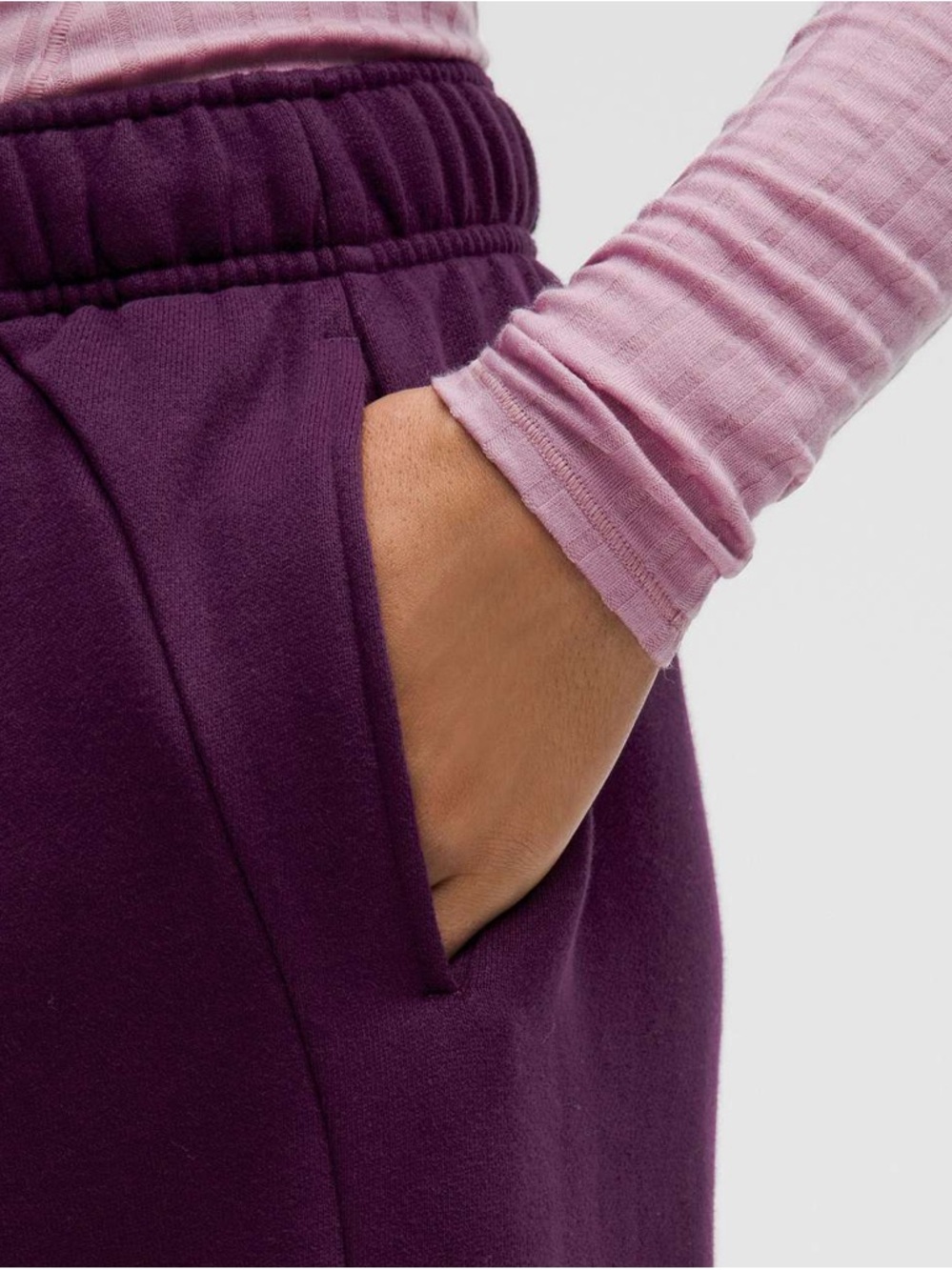 Lululemon Scuba Mid-Rise Oversized Jogger
Regular Dramatic Magenta - Picture 3 of 3